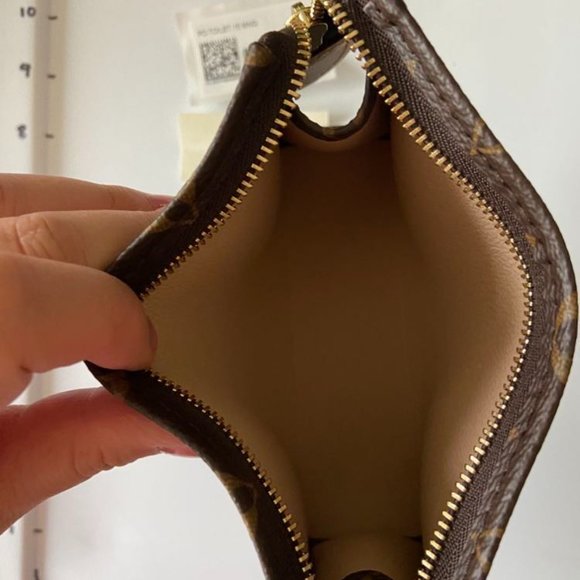 Louis Vuitton Toiletry Pouch 15 - Picture 9 of 11